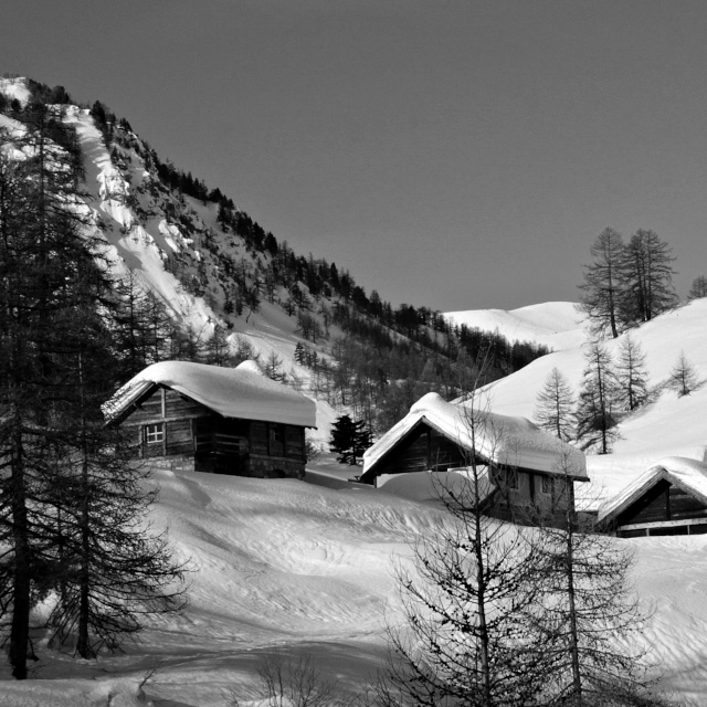 Chalets d'alpage sous la neige, Névache, Vallée de la Clarée