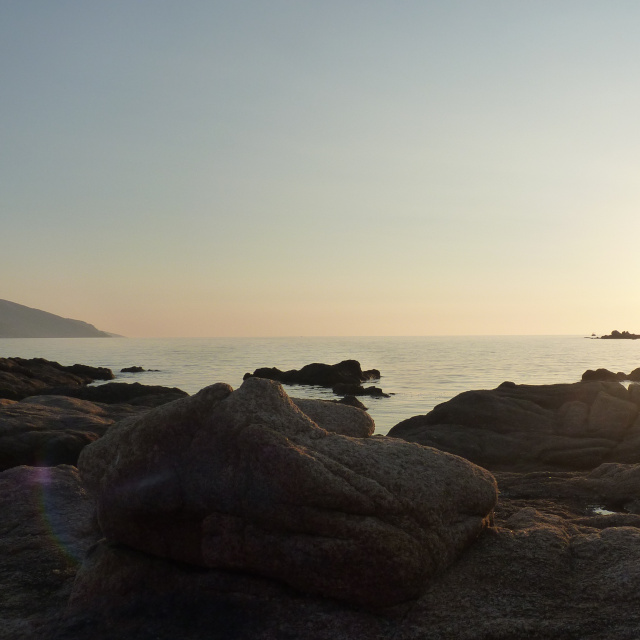 Photo de la plage proche de la maison à louer en Corse du sud dans le golfe de Liscia au coucher du soleil